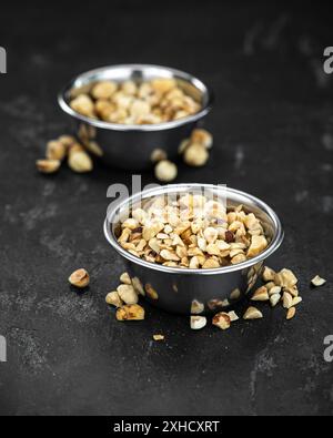 Nocciole appena tagliate come primo piano dettagliato (fuoco selettivo) Foto Stock