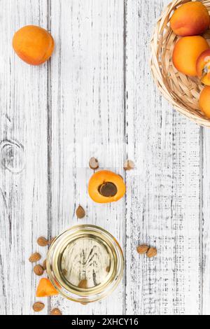 Alcuni oli di grappoli di Apricot come primo piano dettagliato (fuoco selettivo) Foto Stock