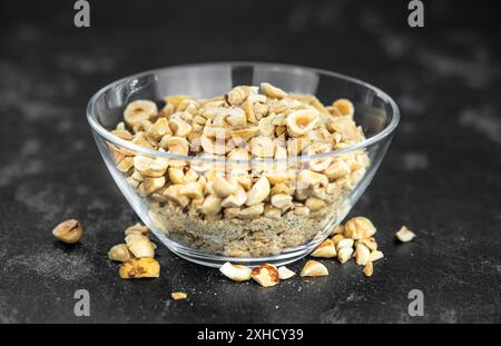 Nocciole appena tagliate come primo piano dettagliato (fuoco selettivo) Foto Stock