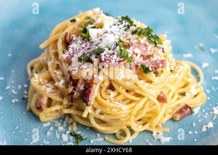 Spaghetti carbonara su piastra blu Foto Stock