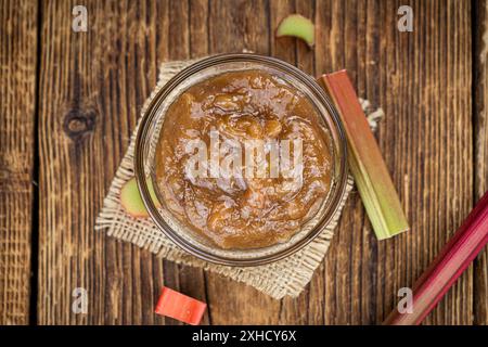Rhubarb Jam su un vecchio tavolo di legno come dettaglio primo piano (fuoco selettivo) Foto Stock