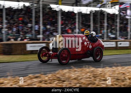 Goodwood House, Chichester, Regno Unito. 13 luglio 2024. Goodwood Festival of Speed Day 3; la Fiat S76 da 28,4 litri, conosciuta anche come la Bestia di Torino, costruita nel 1911 e guidata da Duncan Pittaway sotto la pioggia Credit: Action Plus Sports/Alamy Live News Foto Stock