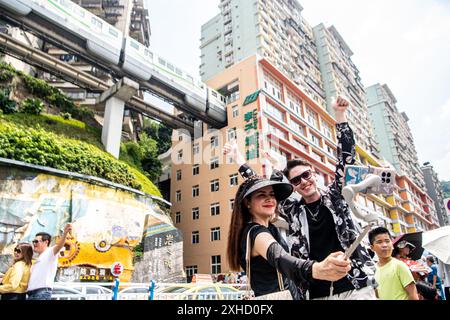 (240713) -- CHONGQING, 13 luglio 2024 (Xinhua) -- Ilia Anfilatov e Syyra Alee guardano i video in una popolare destinazione turistica nel comune di Chongqing del sud-ovest della Cina, 12 luglio 2024. Gli studenti internazionali Ilia Anfilatov dalla Russia e Syyra Alee dal Pakistan studiano alla Southwest University di Chongqing da oltre un anno. Nel loro tempo libero, amano passeggiare per la città e condividere le loro esperienze sui social media. Grazie alla condivisione, molti dei loro amici e famiglie sono attratti dallo splendido paesaggio e dalla diversa cultura della Cina e hanno in programma di imbarcarsi in un tr Foto Stock