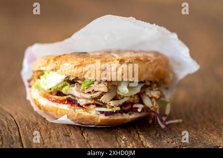 Primo piano del kebap del doener su legno Foto Stock