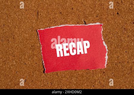 Ricapitolare la parola scritta su un pezzo di carta rosso strappato con sfondo marrone. Simbolo della parola di riepilogo concettuale. Copia spazio. Foto Stock