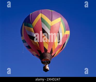 Mongolfiera colorata in volo, Gatineau, Outaouais, Quebec, Canada Foto Stock