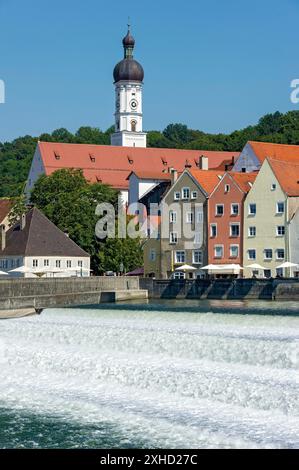Fiume Lech, acqua bianca schiumosa agitata, spruzzo delle cascate della Lech weir, città vecchia con chiesa parrocchiale Mariae Himmelfahrt, Landsberg am Lech Foto Stock