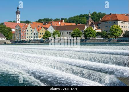 Fiume Lech, acqua bianca schiumosa agitata, spruzzo delle cascate della Lech weir, città vecchia con chiesa parrocchiale Mariae Himmelfahrt, Landsberg am Lech Foto Stock
