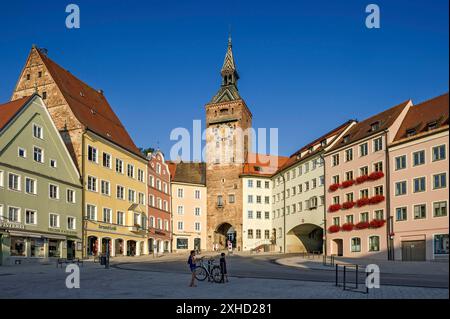 Porta medievale, porta della città Schmalzturm o bella torre, piazza principale, centro storico, Landsberg am Lech, alta Baviera, Baviera, Germania Foto Stock