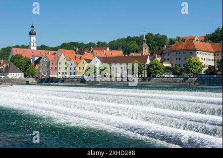 Fiume Lech, acqua bianca schiumosa agitata, spruzzo delle cascate della Lech weir, città vecchia con chiesa parrocchiale Mariae Himmelfahrt, Landsberg am Lech Foto Stock