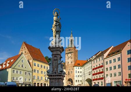 Statua della Fontana della Vergine Maria, Marienbrunnen barocca, porta medievale, porta della città Schmalzturm o bella torre, piazza principale, centro storico Foto Stock