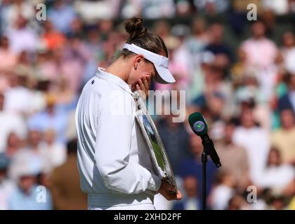 13 luglio 2024; All England Lawn Tennis and Croquet Club, Londra, Inghilterra; Wimbledon Tennis Tournament, giorno 13; Barbora Krejcikova (CZE) viene sopraffatta dall'emozione mentre tiene in mano il trofeo Ladies single plate Foto Stock