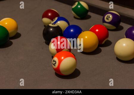 alcune colorate palline da biliardo su un tavolo da gioco Foto Stock