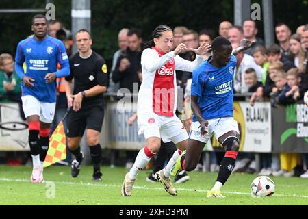 WEZEP - (l-r) Kian Fitz Jim dell'Ajax, Mohamed Diomande dei Rangers FC durante l'amichevole tra Ajax e Rangers FC allo Sportpark Mulderssingel il 13 luglio 2024 a Wezep, Paesi Bassi. ANP GERRIT VAN COLOGNE Foto Stock