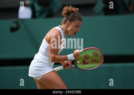 L'Italia Jasmine Paolini torna contro la Repubblica Ceca Barbora Krejcikova durante la loro finale di tennis femminile il tredicesimo giorno dei Campionati di Wimbledon 2024 all'All England Lawn Tennis and Croquet Club di Wimbledon, a sud-ovest di Londra, il 13 luglio 2024. Credito: MB Media Solutions/Alamy Live News Foto Stock