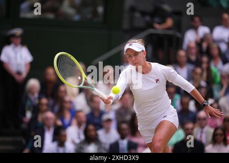 LONDRA, INGHILTERRA - 13 LUGLIO: Barbora Krejcikova della Cechia gioca un volley contro Jasmine Paolini d'Italia durante la sua finale femminile di singolo durante il giorno tredicesimo dei Campionati di Wimbledon 2024 all'All England Lawn Tennis and Croquet Club il 13 luglio 2024 a Londra, Inghilterra. Credito: MB Media Solutions/Alamy Live News Foto Stock