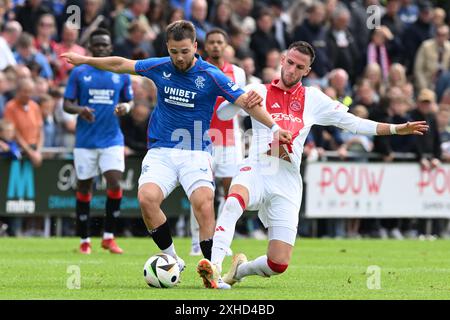 WEZEP - (l-r) Nicolas Raskin dei Rangers FC, Branco van den Boomen dell'Ajax durante l'amichevole tra Ajax e Rangers FC allo Sportpark Mulderssingel il 13 luglio 2024 a Wezep, Paesi Bassi. ANP GERRIT VAN COLOGNE Foto Stock