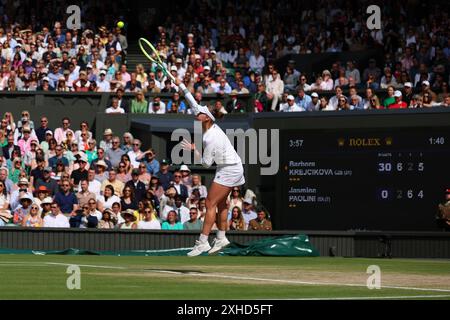 13 luglio 2024; All England Lawn Tennis and Croquet Club, Londra, Inghilterra; Wimbledon Tennis Tournament, giorno 13; Barbora Krejcikova (CZE) serve a Jasmine Paolini (ITA), Ladies Singles Final Foto Stock