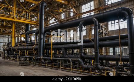 Tubi di fabbrica con fumo nero in uscita Foto Stock