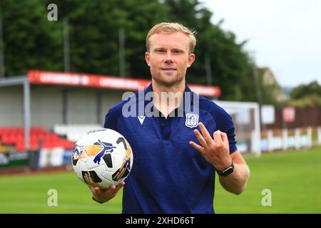 13 luglio 2024; New Dundas Park, Bonnyrigg, Midlothian, Scozia; Scottish Premier Sports Cup Football, Bonnyrigg Rose contro Dundee; Curtis Main di Dundee con il pallone dopo aver segnato una tripletta Foto Stock