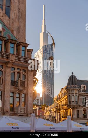 Batumi, Georgia - 13 GIUGNO 2024: Torre Batumi o Torre Batumi Technological University con ruota panoramica incorporata a Batumi, Georgia. Foto Stock