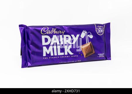 Cadbury Dairy Milk 2024, confezione in edizione limitata che celebra i 200 anni del cioccolato Cadbury. Foto Stock