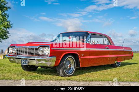 Lelystad, Paesi Bassi, 16.06.2024, iconica auto classica Chevrolet Impala 3a generazione dal 1964 al National Old timer Day Foto Stock