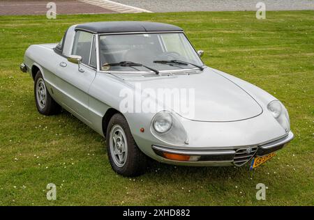 Lelystad, Paesi Bassi, 16.06.2024, Vista frontale della classica Alfa Romeo 2000 Spider veloce dal 1980 al National Old timer Day Foto Stock