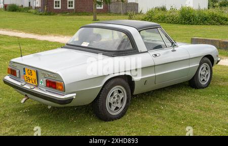 Lelystad, Paesi Bassi, 16.06.2024, vista laterale della classica Alfa Romeo 2000 Spider veloce dal 1980 al National Old timer Day Foto Stock