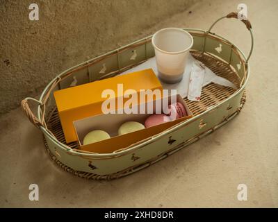 Espresso e Macaron su un vassoio: Primo piano orizzontale di una veranda italiana. Foto Stock