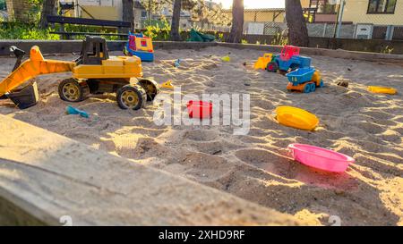 Sandbox all'aperto. Sandbox per bambini in legno con vari giocattoli per i giochi Foto Stock