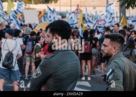 Gerusalemme, Israele. 13 luglio 2024. Le famiglie di ostaggi a Gaza e gli ex ostaggi Uniti da migliaia di sostenitori arrivano a Gerusalemme quasi concludendo una marcia di quattro giorni da Tel Aviv, per terminare stasera in una manifestazione presso l'Ufficio del primo Ministro in città. Israele è stato coinvolto in una guerra contro Hamas a seguito di un massiccio fuoco di razzi dalla Striscia di Gaza in Israele il 7 ottobre 2023, infiltrazione di uomini armati palestinesi nel territorio israeliano, massacro di 1.400 donne e bambini civili nelle loro case e presa in ostaggio di circa 240 civili, compresi bambini e bambini, e soldati. 120 rientro Foto Stock