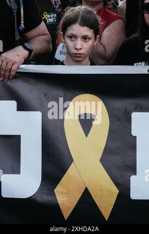 Gerusalemme, Israele. 13 luglio 2024. Le famiglie di ostaggi a Gaza e gli ex ostaggi Uniti da migliaia di sostenitori arrivano a Gerusalemme quasi concludendo una marcia di quattro giorni da Tel Aviv, per terminare stasera in una manifestazione presso l'Ufficio del primo Ministro in città. Israele è stato coinvolto in una guerra contro Hamas a seguito di un massiccio fuoco di razzi dalla Striscia di Gaza in Israele il 7 ottobre 2023, infiltrazione di uomini armati palestinesi nel territorio israeliano, massacro di 1.400 donne e bambini civili nelle loro case e presa in ostaggio di circa 240 civili, compresi bambini e bambini, e soldati. 120 rientro Foto Stock