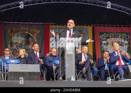 Durham, Regno Unito. 13 LUGLIO 2024. Mick Whelan, generale sec per ASLEF, si rivolge alla folla mentre migliaia di persone sono scese in strada per celebrare il gala dei minatori di Durham, nonostante un diluvio di pioggia durante tutto il giorno. Credito Milo Chandler/Alamy Live News Foto Stock