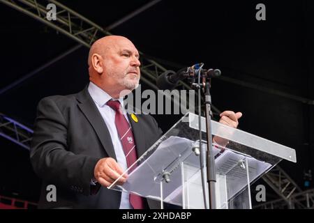 Durham, Regno Unito. 13 LUGLIO 2024. Mick Whelan, generale sec per ASLEF, si rivolge alla folla mentre migliaia di persone sono scese in strada per celebrare il gala dei minatori di Durham, nonostante un diluvio di pioggia durante tutto il giorno. Credito Milo Chandler/Alamy Live News Foto Stock