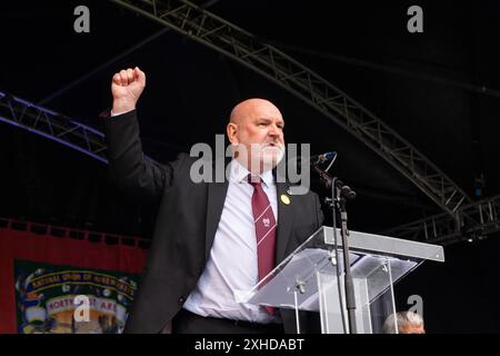 Durham, Regno Unito. 13 LUGLIO 2024. Mick Whelan, generale sec per ASLEF, si rivolge alla folla mentre migliaia di persone sono scese in strada per celebrare il gala dei minatori di Durham, nonostante un diluvio di pioggia durante tutto il giorno. Credito Milo Chandler/Alamy Live News Foto Stock