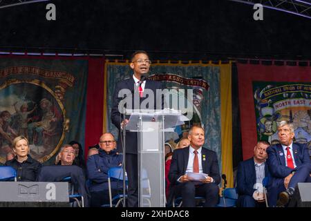 Durham, Regno Unito. 13 LUGLIO 2024. Daniel Kebede, Segretario generale NEU, si rivolge alla folla mentre migliaia di persone sono scese in strada per celebrare il gala dei minatori di Durham, nonostante un diluvio di pioggia durante tutto il giorno. Credito Milo Chandler/Alamy Live News Foto Stock