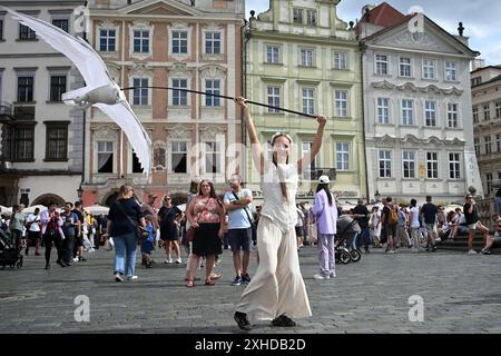 Praga, Repubblica Ceca. 13 luglio 2024. Come parte del festival teatrale "dietro la porta", una sfilata di grandi marionette guidate da artisti ha avuto luogo nella Piazza della città Vecchia a Praga, Repubblica Ceca. (Credit Image: © Slavek Ruta/ZUMA Press Wire) SOLO PER USO EDITORIALE! Non per USO commerciale! Foto Stock