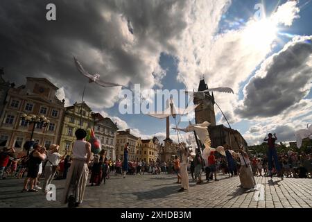 Praga, Repubblica Ceca. 13 luglio 2024. Come parte del festival teatrale "dietro la porta", una sfilata di grandi marionette guidate da artisti ha avuto luogo nella Piazza della città Vecchia a Praga, Repubblica Ceca. (Credit Image: © Slavek Ruta/ZUMA Press Wire) SOLO PER USO EDITORIALE! Non per USO commerciale! Foto Stock