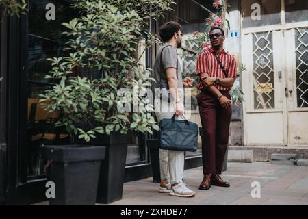 Gli uomini d'affari che discutono lavorano in un ambiente per riunioni all'aperto Foto Stock