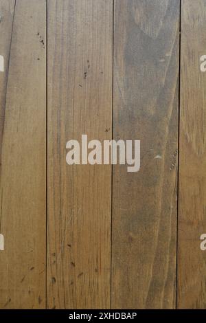 Primo piano di un vecchio armadio in legno marrone dorato che mostra le tavole di legno e la venatura del legno. Foto Stock