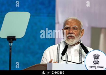 Mumbai, India. 13 luglio 2024. MUMBAI, INDIA - 13 LUGLIO: Il primo ministro Narendra modi lancia progetti infrastrutturali del valore di 29.400 RS in una funzione a Goregaon, il 13 luglio 2024 a Mumbai, India. Modi ha detto che, come da rapporto RBI, otto nuovi posti di lavoro sono stati resi disponibili nel paese negli ultimi tre o quattro anni. Modi ha parlato ad un evento nel sobborgo di Goregaon di Mumbai dopo aver lanciato e gettato la prima pietra per progetti di crore RS 29.000 nei settori stradale, ferroviario e portuale della città. (Foto di Satish Bate/Hindustan Times/Sipa USA ) credito: SIPA USA/Alamy Live News Foto Stock