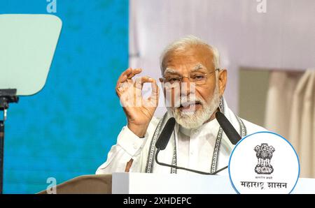 Mumbai, India. 13 luglio 2024. MUMBAI, INDIA - 13 LUGLIO: Il primo ministro Narendra modi lancia progetti infrastrutturali del valore di 29.400 RS in una funzione a Goregaon, il 13 luglio 2024 a Mumbai, India. Modi ha detto che, come da rapporto RBI, otto nuovi posti di lavoro sono stati resi disponibili nel paese negli ultimi tre o quattro anni. Modi ha parlato ad un evento nel sobborgo di Goregaon di Mumbai dopo aver lanciato e gettato la prima pietra per progetti di crore RS 29.000 nei settori stradale, ferroviario e portuale della città. (Foto di Satish Bate/Hindustan Times/Sipa USA ) credito: SIPA USA/Alamy Live News Foto Stock