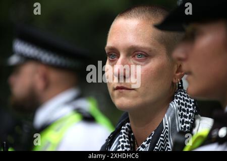 Londra, Inghilterra, Regno Unito. 13 luglio 2024. Un manifestante ha una lacrima negli occhi mentre un agente di polizia perquisisce la sua borsa mentre si unisce ad altri nei Russell Square Gardens, mentre vengono perquisiti secondo la Section11 del Public Order Act 2023.la domanda dei giovani è impegnata a interrompere le prime settimane di governo di Keir Starmer. Sono determinati a chiarire che il nuovo governo laburista non li rappresenta e che non sostiene la complicità laburista nel genocidio di Gaza. (Credit Image: © Martin Pope/ZUMA Press Wire) SOLO PER USO EDITORIALE! Non per USO commerciale! Foto Stock