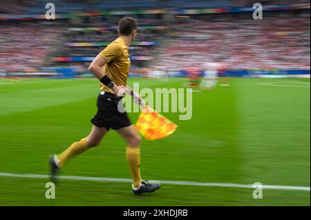 L'arbitro di calcio corre durante la partita - sfocatura intenzionale Foto Stock