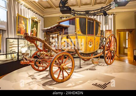 Praga, Repubblica Ceca - 26 maggio 2024: Carrozza di lusso dell'arcivescovo del XVIII secolo esposta all'interno del Museo Nazionale di Praga, il proprietario era Vilé Foto Stock