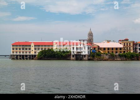 Edifici storici nella città vecchia (casco Viejo) di Panama City sulla riva del golfo di Panama. Il Palacio Bolivar e la Chiesa di San Francesco d'Assisi si susseguono Foto Stock