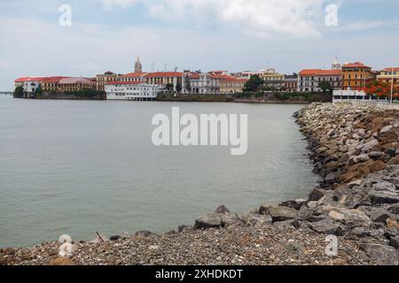 Edifici storici nella città vecchia (casco Viejo) di Panama City sulla riva del golfo di Panama. Il Palacio Bolivar e la Chiesa di San Francesco d'Assisi si susseguono Foto Stock