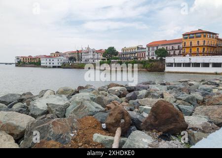 Edifici storici nella città vecchia (casco Viejo) di Panama City sulla riva del golfo di Panama. Il Palacio Bolivar e la Chiesa di San Francesco d'Assisi si susseguono Foto Stock