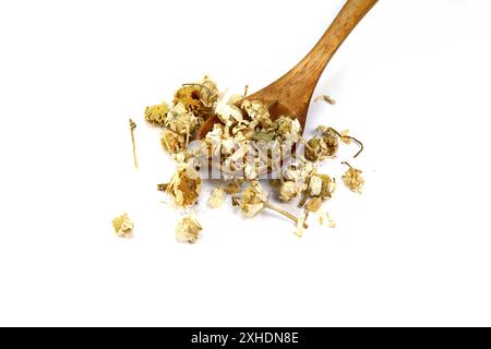 Pronto per il tè. Camomilla secca isolata su sfondo bianco. Fiori di camomilla secchi per preparare il tè. Foto Stock